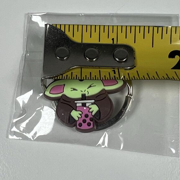 Star Wars The Mandalorian Grogu Baby Yoda Drinking Boba Tea Rubber Keychain - Picture 3 of 3